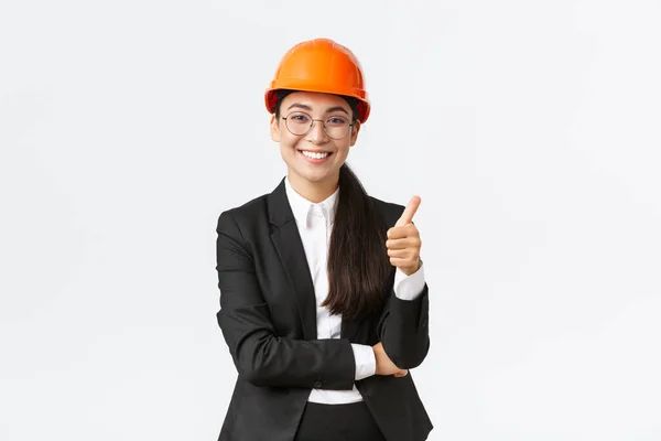 만족 한 여성 asian 기업가는 사업을 조사하고, 건설 작업에 만족하고, 찬성하여 엄지를 보여 주고, 웃으며, 잘 했다고 말하고, 잘 했다고 말하고, 제 시간에 완성을 보장 합니다. — 스톡 사진