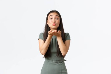 Küçük işletme sahipleri, ev kavramından başlayarak ve çalışarak. Şık giyinen, dudak büken, kameraya seksi bir ifadeyle hava öpücüğü gönderen, müşterilerini seven aptal, yakışıklı Asyalı kadın.