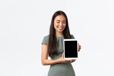 Küçük işletme sahipleri, ev kavramından başlayarak ve çalışarak. Gülümseyen Asyalı kadın siparişi ürünü çevrimiçi, memnun ifadeli dijital tablet ekranı gösteriyor, uygulama öneriyor, beyaz arkaplan