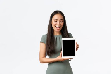Küçük işletme sahipleri, ev kavramından başlayarak ve çalışarak. Mutlu Asyalı kadın çevrimiçi sipariş veriyor, link veya uygulama gösteriyor, gülümseyerek dijital tablet ekranına bakıyor