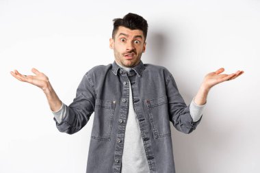 - Bilmiyorum. - Neden? Aptal genç adam omuz silkiyor ve şaşkın bakıyor, söyleyecek bir şeyi yok, beyaz arka planda habersiz duruyor.