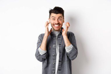 Kızgın adam dişlerini sıkar ve kameraya nefret ve öfkeyle bakar. Kendini bir arada tutmaya çalışır. Öfkeden köpürür.