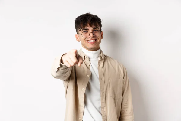 Bonito cara moderno em óculos apontando para a câmera, sorrindo e escolhendo você, recrutando ou convidando para o evento, de pé sobre fundo branco — Fotografia de Stock