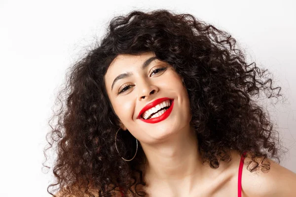 Close-up portret van gelukkige mooie vrouw met krullend haar en rode lip, glimlachende witte tanden, uit geluk en vreugde — Stockfoto