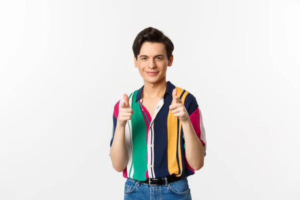 Confident handsome man encourage you, pointing fingers at camera and smiling, being supportive, standing over white background — Stock Photo, Image
