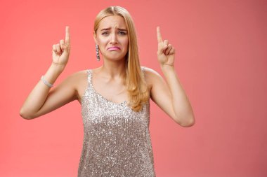 Üzgün, mızmız, şımarık, şımarık, parlak elbiseli zengin kız kaşlarını çatarak ağlayacak. Kıskançlığa işaret edecek. Pahalı ayakkabılar alacak.