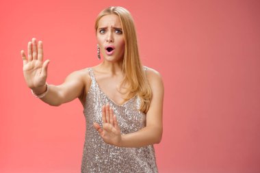 Hayır, yavaşla. Hoşnutsuz bir kadının portresi. Hoş olmayan bir öneri duydun. Kendini savunmak için geri çekil.