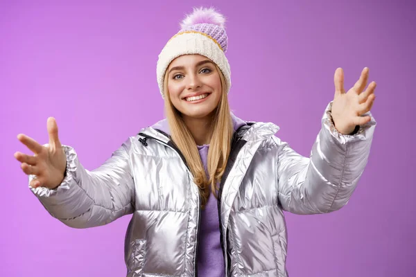 Amigável encantador sorridente europeu menina férias vestindo prata quente brilhante casaco chapéu estender braços esperando namorada cair braços abraçar amoroso pessoa de pé feliz roxo fundo — Fotografia de Stock