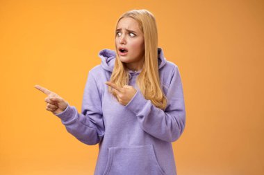 Endişeli, panikleyen, komik, sarışın, nefes nefese, pop gözlü, solu gösteren, şok olmuş, berbat sahne arkadaşlarını öpen, üzgün ve hayal kırıklığına uğramış bir kız.