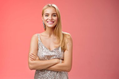 Çekici, narin, sarışın, parlak, zarif elbiseli kız arkadaş. Balo gecesi biraz üşüyorum. Erkek arkadaşımla konuşuyorum.