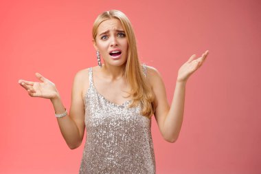 Neden erken ayrılıyorsun? Üzgün, genç, çekici, rahatsız, sarışın, şikayetçi. Hayal kırıklığına uğramış gibi görün. Kaldırın ellerinizi.