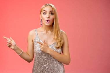 İlgi çekici, çekici, çekici, çekici, sarışın, Avrupalı, gümüş renkli, şık elbisesi olan, neşeli, konuşan, kameralı, geniş gözlü, erkek arkadaşından dans etmesini isteyen kız.