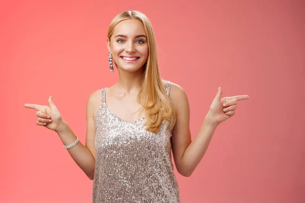 웨이스트 업 샷밝은 유럽 피안 여자, 은색반짝이는 드레스를 입고 좌우로 웃으며 다양 한 기회를 제공하는 것이 더 나은 선택을 보여 주는 웃음 — 스톡 사진