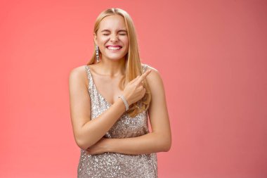 Çekici, mutlu, neşeli, sarışın bir kız, lüks bir partiye katılıyor. Ünlü, kendini şanslı hissediyor, neşeli, kapalı gözler, sağ üst köşeden neşeyle işaret ediyor. Keyfini çıkarın.