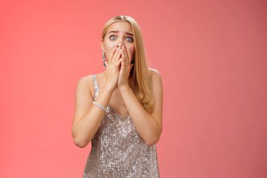 Şok olmuş, kendine güveni olmayan, endişeli, şık elbiseli, endişeli, sarışın, şaşkın, şaşkın, kırmızı gözlü, korkmuş, paniklemiş, tanık suçundan korkan genç bir kadın.