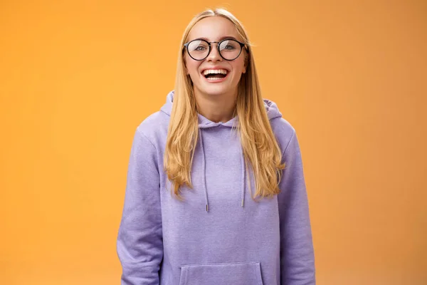 Χαρισματικός χαρούμενη γοητευτική χαμογελαστή γυναίκα πανεπιστήμιο κατ 'ευθείαν ένας μαθητής με γυαλιά μοβ ζεστό hoodie χαμογελώντας γελώντας ευτυχής ευτυχής προσκεκλημένος χέρι έξω συμμαθητές στέκεται πορτοκαλί φόντο — Φωτογραφία Αρχείου