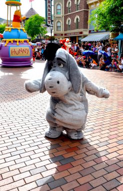 Eeyore Winney üzerinden oturan pooh