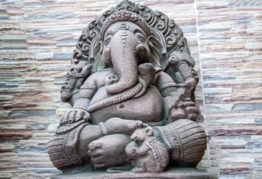 Hindu Tanrı Ganesh heykel taş arka plan ile