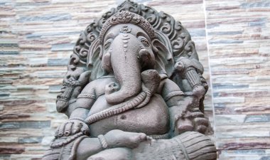 Hindu Tanrı Ganesh heykel taş arka plan ile