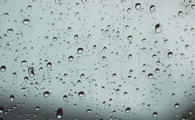 Penceresine bulanık yağmur damlası