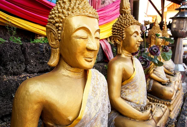 Statues bouddhistes au Laos temple public — Photo