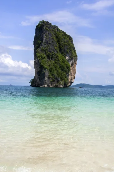 Mar bonito e pequena ilha na Tailândia — Fotografia de Stock