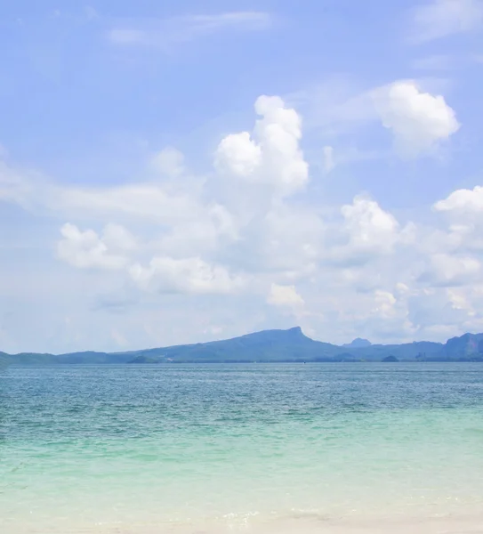 Mar bonito e pequena ilha na Tailândia — Fotografia de Stock