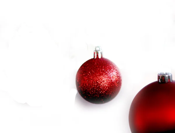 Bolas rojas de Navidad en la nieve bokeh — Foto de Stock