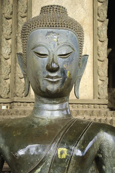 Mezzo corpo Statua del Buddismo Antico nel Tempio del Laos — Foto Stock