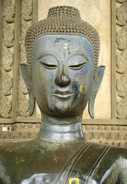 Halbkörper antike Buddhismus-Statue im Tempel von Laos — Stockfoto