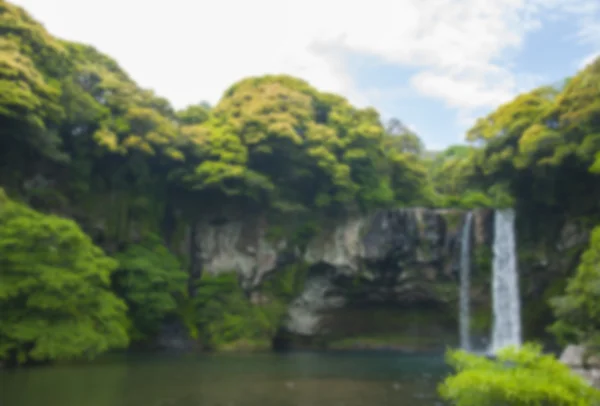 La cascada borrosa de Cheonjiyeon es una cascada en la isla de Jeju, Sou — Foto de Stock