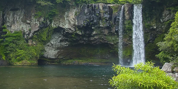 Cheonjiyeon Wasserfall aus nächster Nähe ist ein Wasserfall auf der Insel Jeju, also — Stockfoto
