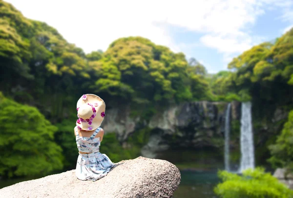 Blurred Cheonjiyeon Waterfall è una cascata sull'isola di Jeju, Sou — Foto Stock