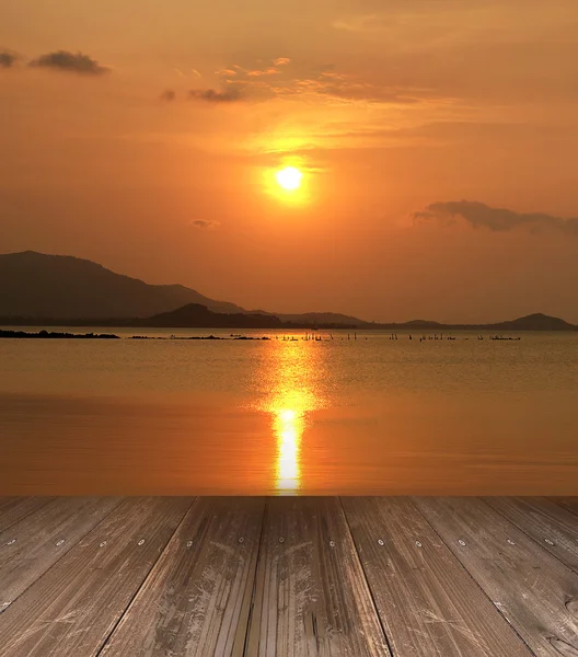 Sunset at Samui island,Surat Thani, Thailand with wooden floor — Stock Photo, Image