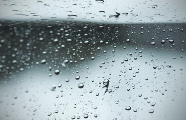 Penceresine bulanık yağmur damlası