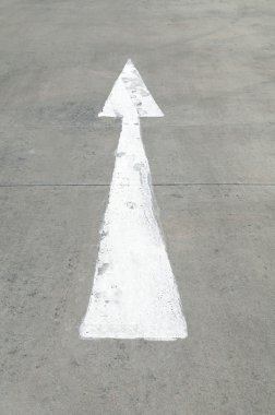 Grunge yol işaret ok yönünü işaret.