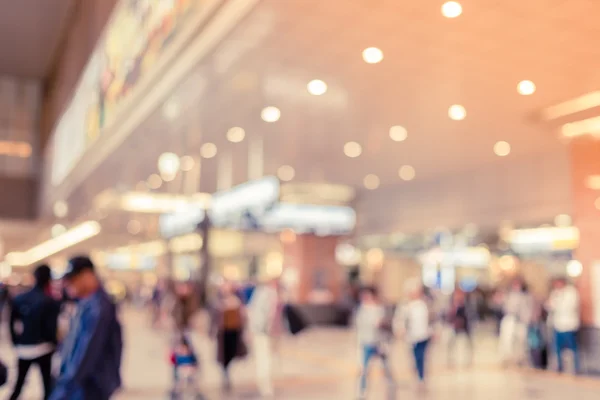 Verschwommene Touristen in Einkaufszentrum mit Bokeh - Retro-Farbe — Stockfoto