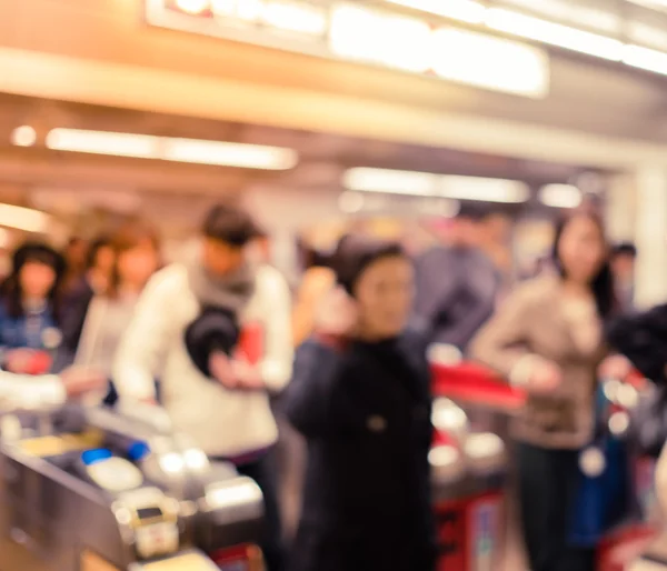 Verschwommene Bewegung Menschen im Berufsverkehr am Osaka-Bahnhof, jap — Stockfoto