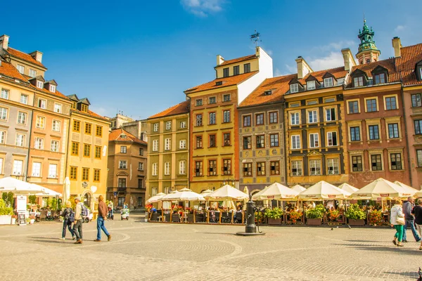 Varşova, Polonya - 18 Eylül 2015. Eski şehir pazarı kare ve renkli evleri.