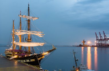 Odessa, Ukrayna - 16 Ağustos 2016 İtalyan Deniz Kuvvetleri gemi, Palinuro Odessa'daki bağlantı noktası