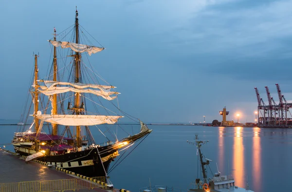 Odessa, Ukrayna - 16 Ağustos 2016 İtalyan Deniz Kuvvetleri gemi, Palinuro Odessa'daki bağlantı noktası