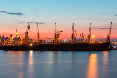 Odessa, Ukrayna - Ağustos 2016: gemi boşaltma limanında dolunay altında terminal akşam Vinçler kapsayıcılar ve demiryolu vagonlar ile.