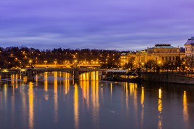 Prag nehir yansıması kentin Vltava Nehri ile görüntü
