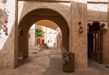 Yaşlı Dubai. Al Fahidi bölgesindeki geleneksel Arap sokakları, Al Bastakiya. Dubai, Birleşik Arap Emirlikleri.