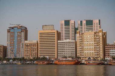 Deira, Dubai 'nin bir ilçesidir. Güneşli bir günde deniz kenarındaki yüksek binalar. Dubai, BAE. 