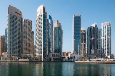 Dubai Marina Bölgesi, Dubai. Güneşli bir günde deniz kenarındaki yüksek binalar. Dubai, BAE. 
