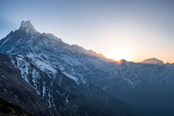 Himalaya Nepal 'indeki Machapuchare dağının üzerinde gün doğumu. Bahar zamanı Mardi Himal aralığından görüntü. 