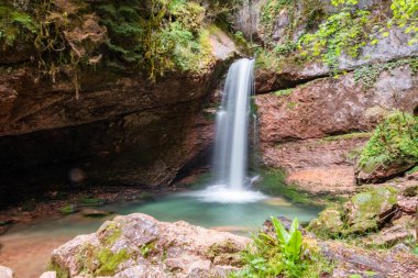 Racha 'daki Shareula Şelalesi, Gürcistan dağ bölgesi. Shareula nehrinin kanyonunda şelale, Racha, Georgia