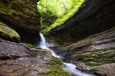 Racha 'daki şelale, Gürcistan dağ bölgesi. Krikhi nehri kanyonunda şelale, Ambrolaury bölgesi, Racha, Georgia