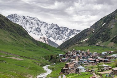 Svan Kuleleri, Gürcistan 'ın Samegrelo-Zemo Svaneti kentindeki Ushguli köyünde. UNESCO Dünya Mirasları Alanının bir parçasıdır..